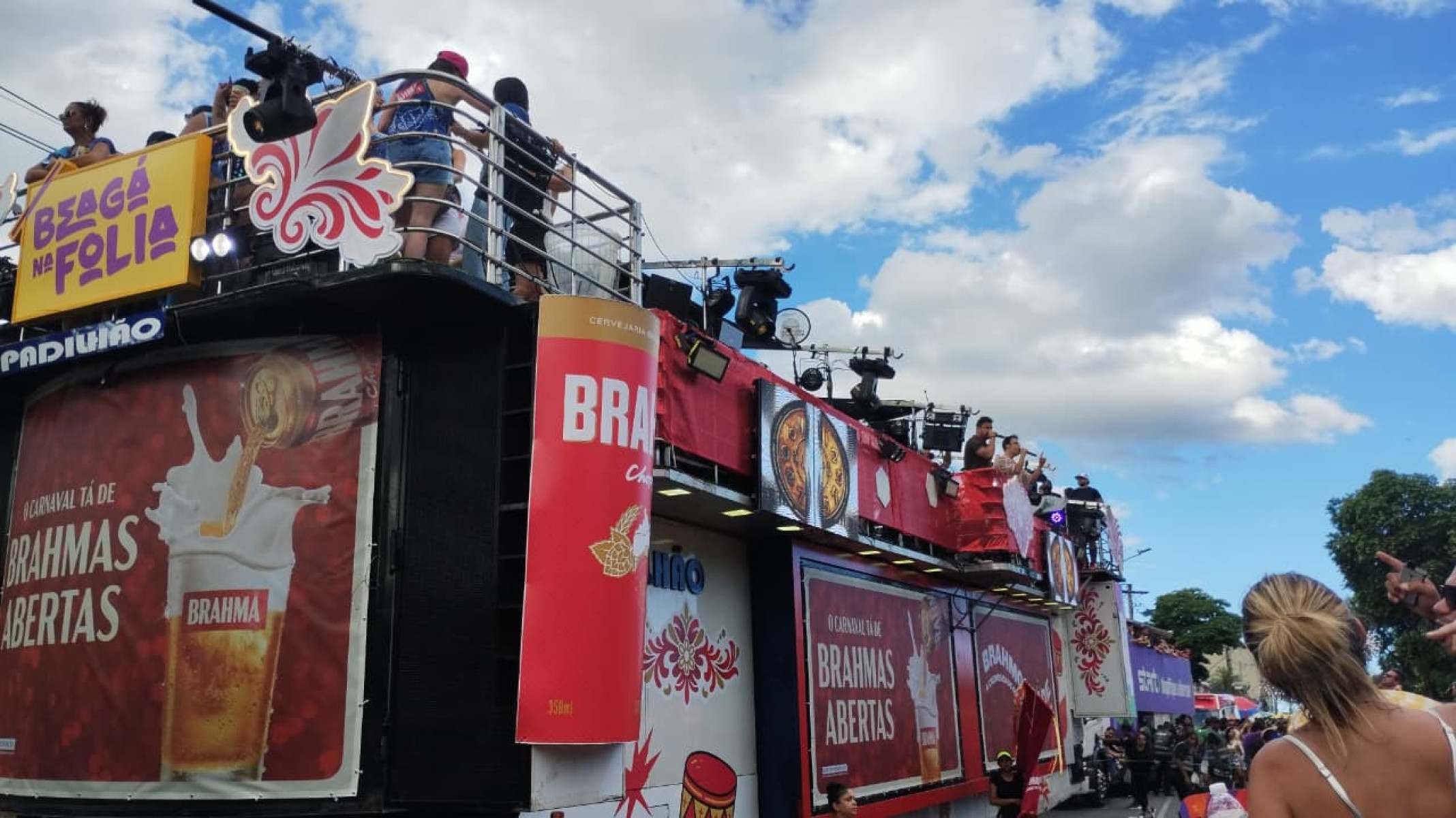 Clayton e Romário cantam Flor, de Jorge e Mateus