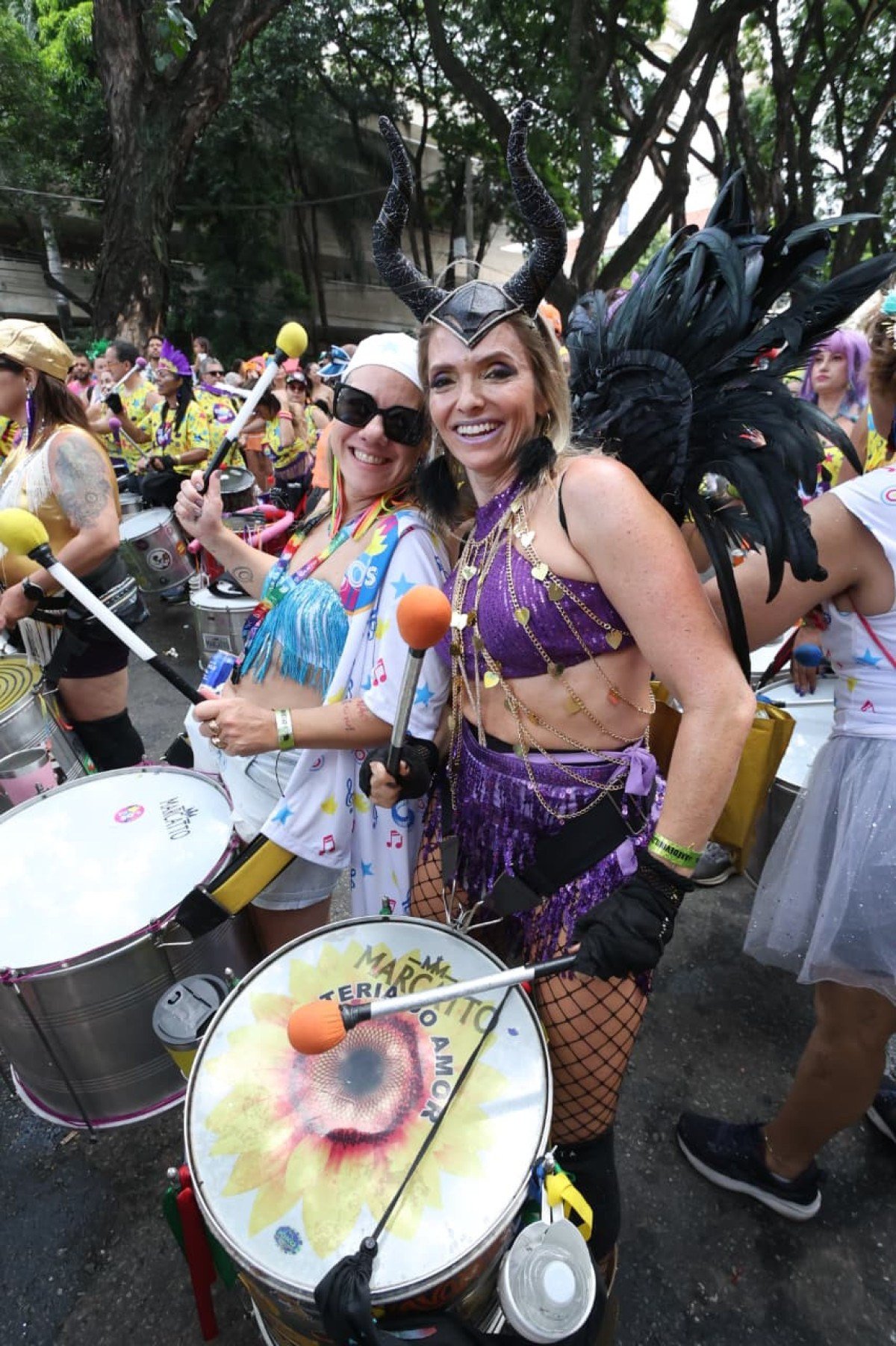 A apresentação é conduzida por banda em trio elétrico, com vocalistas, músicos e ala de animação, interagindo com o público