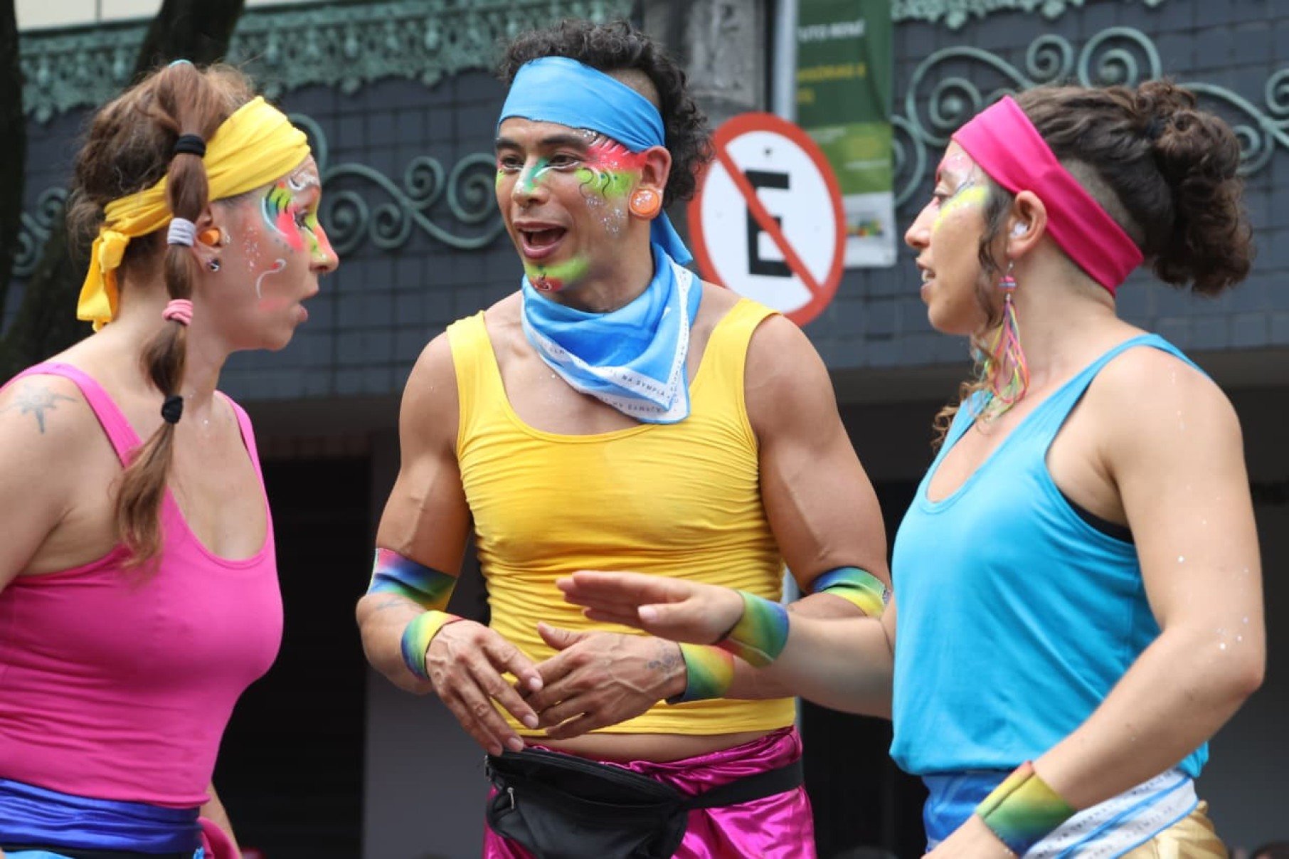 A reportagem flagrou ao menos 10 garis na avenida