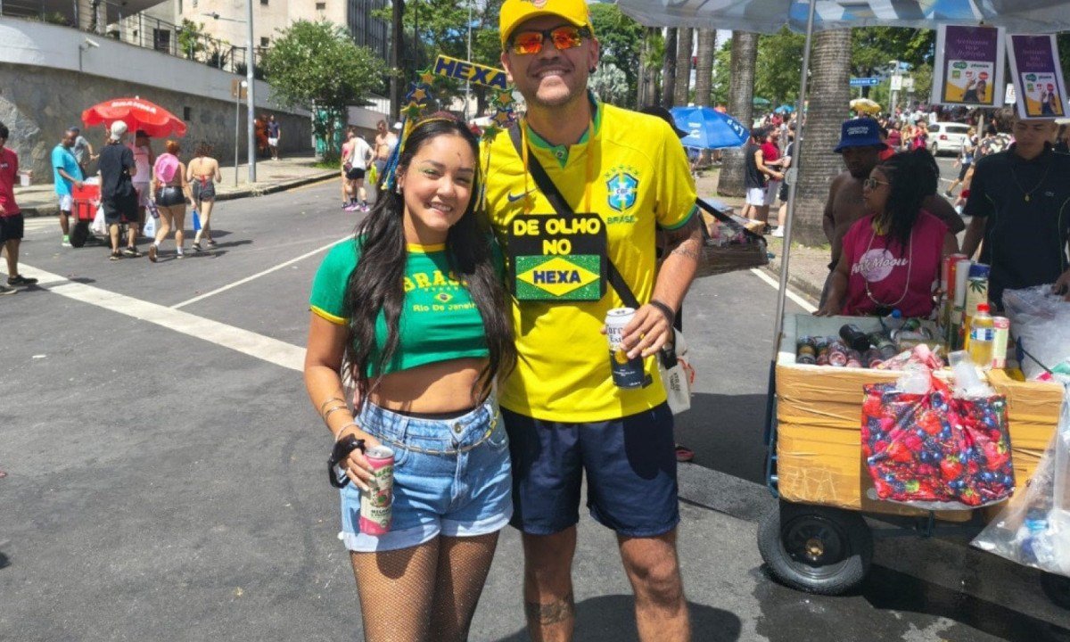 Bianca Gomes e Dallison Alves estavam de verde e amarelo para lembrar o ano de Copa do Mundo