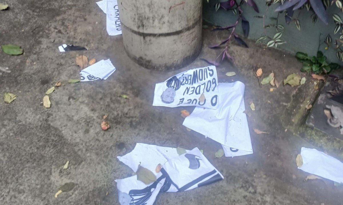 Ativistas de extrema-direita rasgaram cartazes contra Bolsonaro