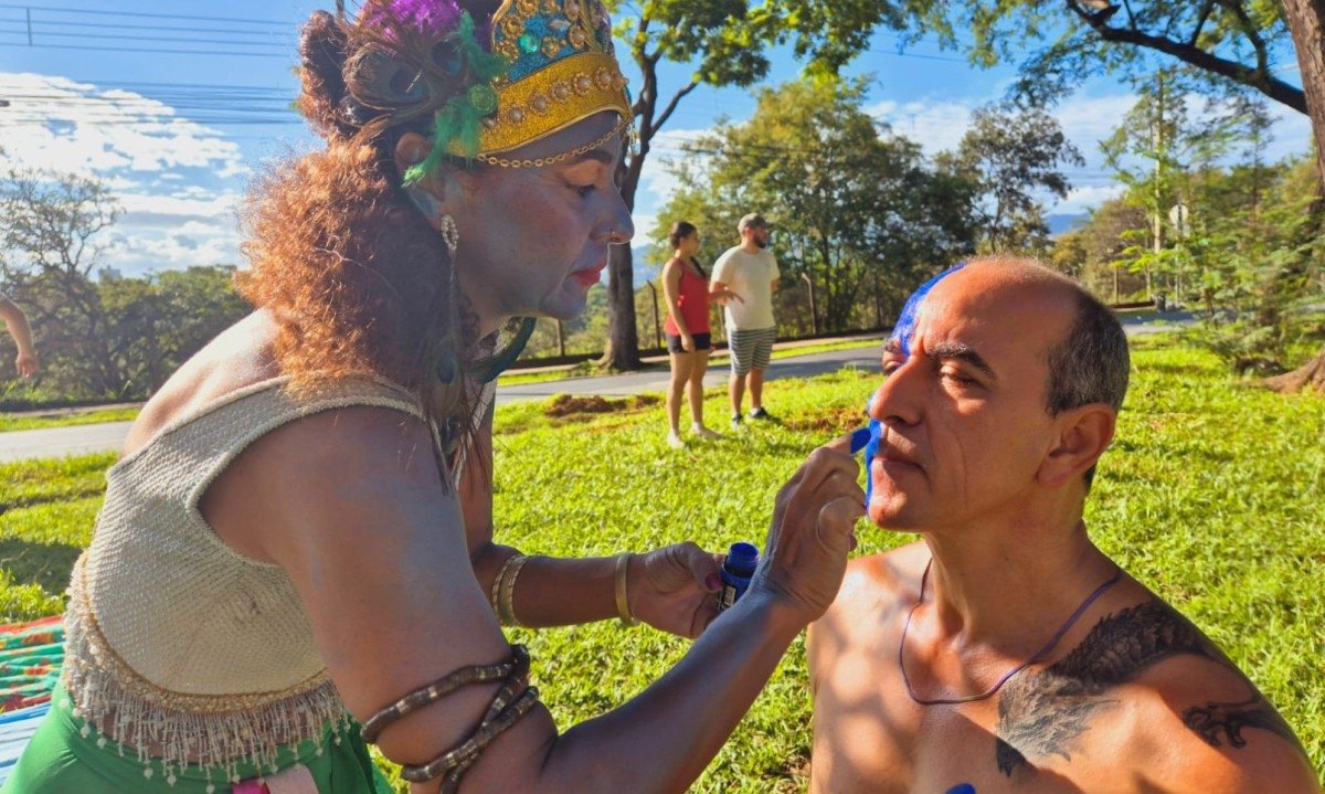 FoliÃµes se preparam para o bloco Pena de PavÃ£o de Krishna-Jair Amaral/EM/D.A. Press