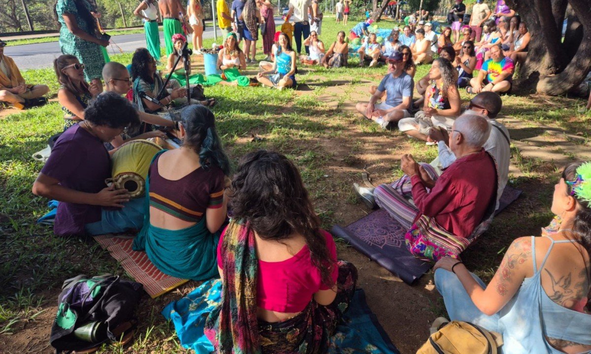Foliões se preparam para o bloco Pena de Pavão de Krishna-Jair Amaral/EM/D.A. Press