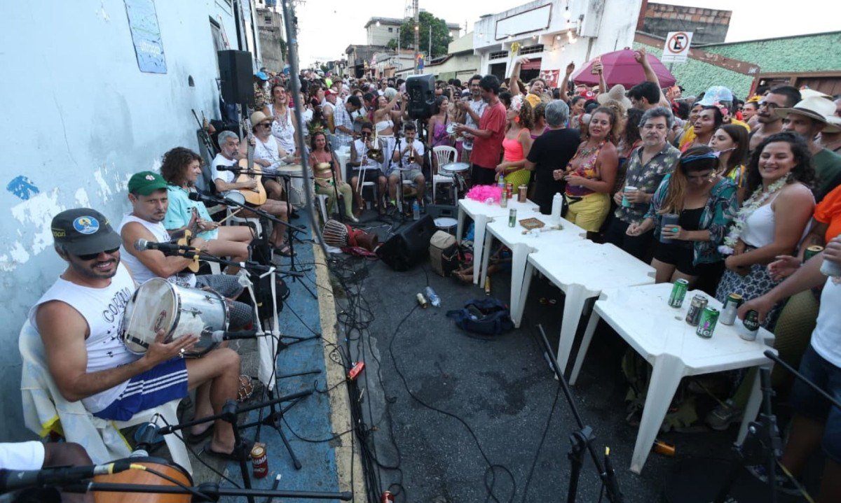 Uma roda de samba na rua Fluorina 1426 deu lugar ao bloco As Grandes Figuras-Marcos Vieira/EM/D.A Press
