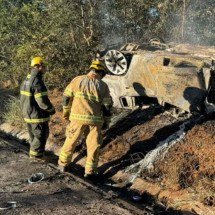Pai morre carbonizado dentro de carro em acidente com dois mortos em Minas - CBMMG