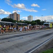 Antes de show, fãs de Marina Sena disputam ônibus com destino à Pampulha - Léo Lima/EM/DA Press