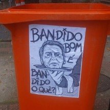 Ponto de concentração do Bloco da Anistia tem cartazes contra Bolsonaro