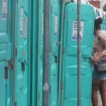 Foliões reclamam de banheiros sujos e insuficientes em Salvador - Redes sociais