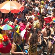 Bloco da Esquina cria um jardim de girassóis na avenida - Izabela Caixeta/EM/D.A. Press