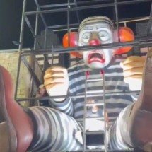 Desfile sobre Lula na Sapucaí tem 'Bozo' preso e com tornozeleira - REDES SOCIAIS/REPRODUÇÃO