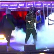 Comissão de frente com Temer, Bolsonaro de Bozo, Lula e Dilma marca desfile - TV GLOBO/REPRODUÇÃO