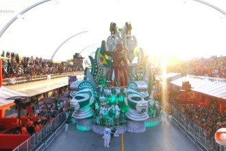 Carro alegórico enguiçou no fim do desfile e atrasou escola de samba em 19 segundos -  (crédito: Reprodução/Globoplay)