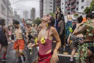 Foliões curtem cortejo do bloco 'Fanfarra Manada' no bairro da Barra Funda, zona oeste de
São Paulo  -  (crédito: Bruno Santos/Folhapress)
