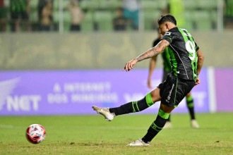 Val Soares cobrou os dois pênaltis a favor do América que colocaram o time nas semifinais do Mineiro -  (crédito: Mourão Panda/América)