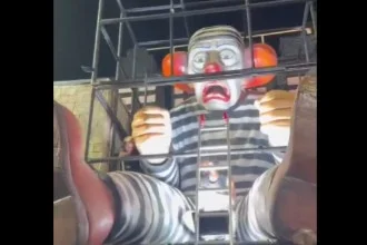 Alegoria do desfile que homenageia Lula traz personagem caracterizado como 'Bozo', em referência a Bolsonaro, vestido de presidiário e com tornozeleira eletrônica rompida -  (crédito: REDES SOCIAIS/REPRODUÇÃO)