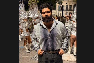 Paulo Vieira interpreta Lula durante desfile da Acadêmicos de Niterói na Marquês de Sapucaí neste domingo (15) -  (crédito: REDES SOCIAIS/REPRODUÇÃO)