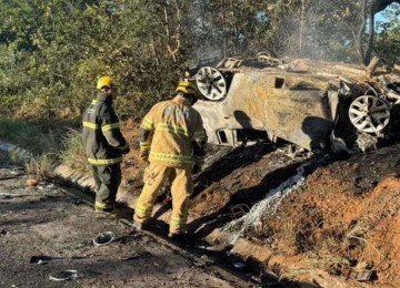 Pai da fam&iacute;lia n&atilde;o conseguiu sair a tempo do carro incendiado e morreu carbonizado. Outro motorista envolvido no acidente tamb&eacute;m morreu -  (crédito: CBMMG)