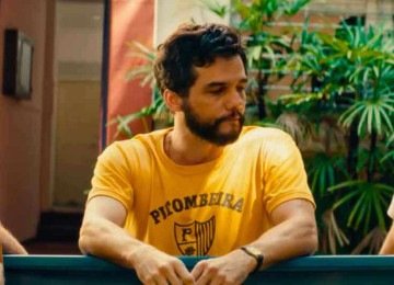 A camiseta nas cores amarelo e preto da Pitombeira dos Quatro Cantos teve vendas impulsionadas pelo sucesso de 'O agente secreto' -  (crédito: Reprodução)