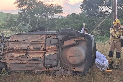 Bombeiros e socorristas do Samu trabalharam na estabilização das vítimas e na retirada de um dos feridos das ferragens do carro acidentado -  (crédito: CBMMG)