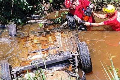 Bombeiros precisaram estabilizar o veículo no fundo do Rio do Peixe para resgatar o corpo do motorista -  (crédito: CBMMG)