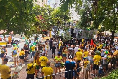 Bloco da Anistia reúne pequeno grupo de foliões em sua estreia no carnaval de Belo Horizonte -  (crédito: JairAmaral/EM/D;A.Press)