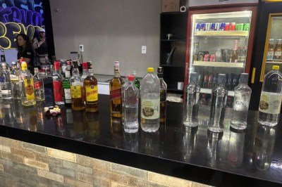 PM apreendeu 26 garrafas de bebidas alcoólicas adulteradas em bar alvo de operação nesta madrugada
 -  (crédito: PMMG/Divulgação)