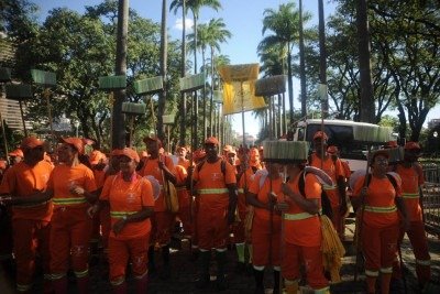 Bloco dos garis da SLU mostra a disposição para desfile mesmo com o aumento de resíduos para se coletar -  (crédito: Alexandre Guzanshe/EM/D.A.Press)