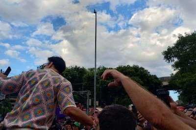 O sol e o calor acompanham os foliões no carnaval de BH. Previsão de chuvas só para o final, na quarta-feira de cinzas -  (crédito: Melissa Souza/EM/D.A.Press)
