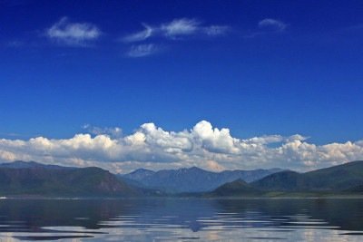 <p>O Lago Baikal, na Rússia, é uma joia natural de proporções épicas. Com mais de 25 milhões de anos, é o mais antigo do planeta e também o mais profundo. Suas águas cristalinas abrigam uma biodiversidade única, com espécies que não existem em outro lugar. Reverenciado por cientistas e viajantes, é um santuário de beleza, mistério e vida. </p>
 -  (crédito: reprodução/tripadviser)