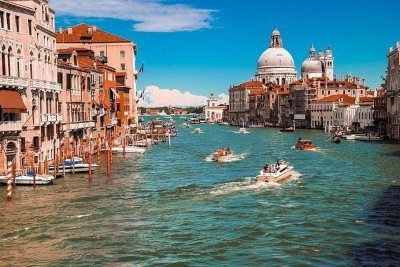 <p>Murano, pequena ilha que pertence a Veneza, na Itália, tornou-se a capital mundial da arte em vidro. Lá, preserva-se uma tradição milenar de mestres vidreiros que cultivaram técnicas secretas transmitidas de geração em geração, criando peças únicas que unem arte e alquimia. </p>
 -  (crédito: reprodução /tripadvisor)