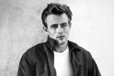 <p>James Dean tornou-se um ícone cultural cuja vida breve marcou gerações, pois sua intensidade artística e rebeldia natural refletiam os anseios da juventude dos anos 1950. Embora morto tragicamente aos 24 anos, sua carreira curta o consolidou como um mito que atravessa décadas. Assim, Dean transformou-se em símbolo eterno de juventude e inconformismo.</p>
 -  (crédito: domínio público )