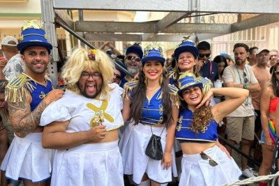 O grupo se tornou ponto de parada para fotos ao longo do cortejo. Entre abra&ccedil;os e elogios, a empolga&ccedil;&atilde;o era vis&iacute;vel -  (crédito: Qu&eacute;ren Hapuque/EM/D.A. Press)