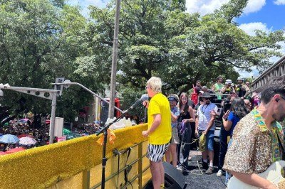 Sob o sol quente da manh&atilde;, na Avenida Brasil, o Bei&ccedil;o do Wando embalou foli&otilde;es que cantavam em coro o cl&aacute;ssico "De Volta ao Planeta", ao lado de Rog&eacute;rio Flausino -  (crédito: Qu&eacute;ren Hapuque/EM/D.A. Press)