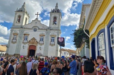 Bloco desfilou em frente &agrave; Igreja Nossa Senhora do Ros&aacute;rio -  (crédito: Martha Vieira/Acervo Pessoal)