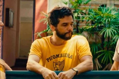 A camiseta nas cores amarelo e preto da Pitombeira dos Quatro Cantos teve vendas impulsionadas pelo sucesso de 'O agente secreto' -  (crédito: Reprodução)