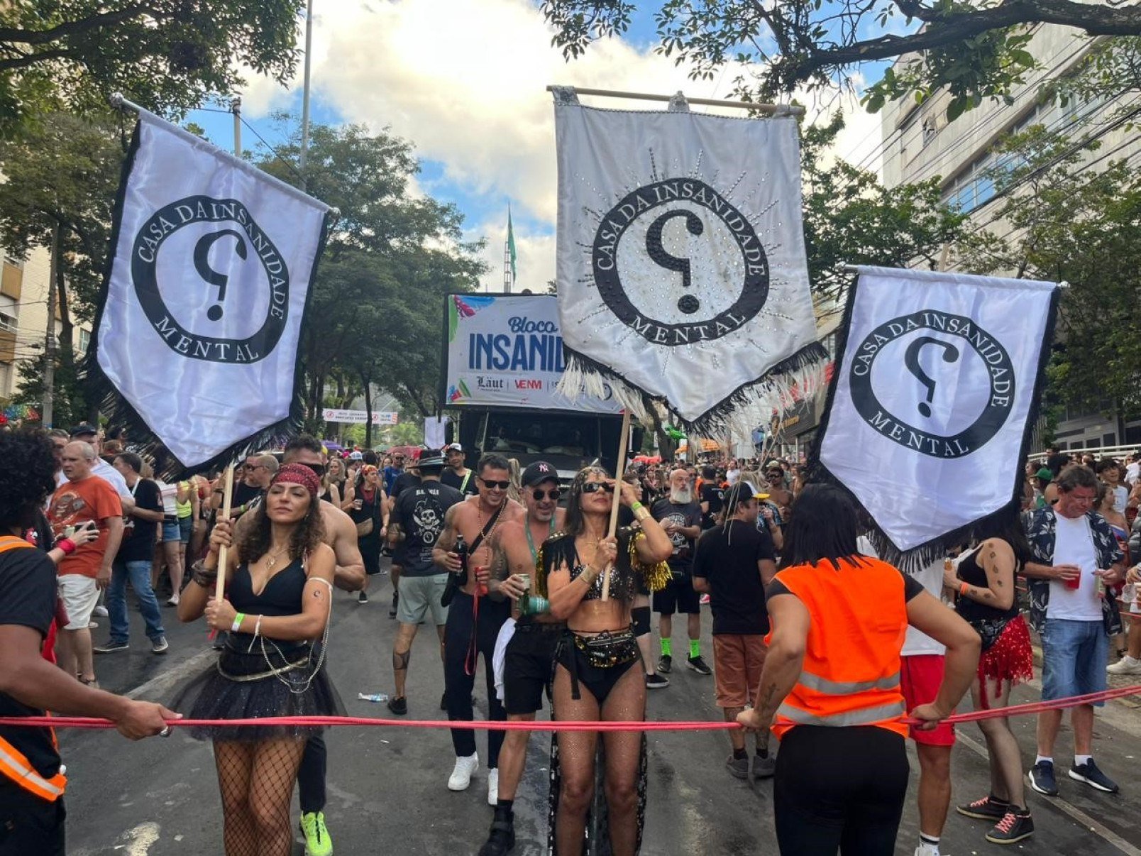 A saída estava prevista para as 17h, mas o cortejo começou cerca de 45 minutos depois