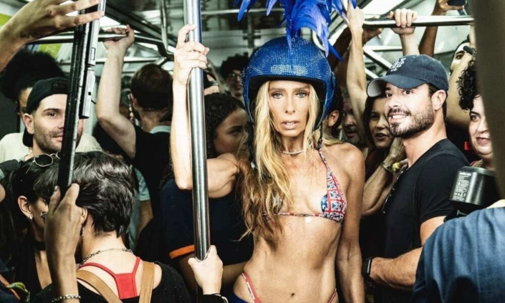 Adriane Galisteu posa em ensaio de carnaval no metrô do Rio; fotos -  (crédito: Tupi)