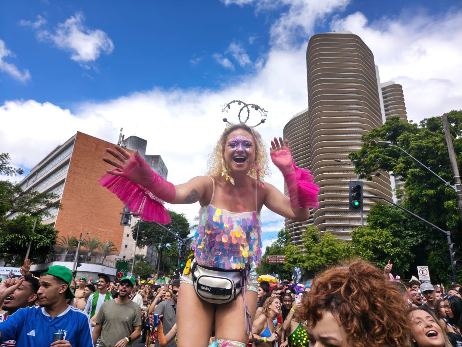 Integrantes da banda Lagum interagem com fãs durante aquecimento do bloco