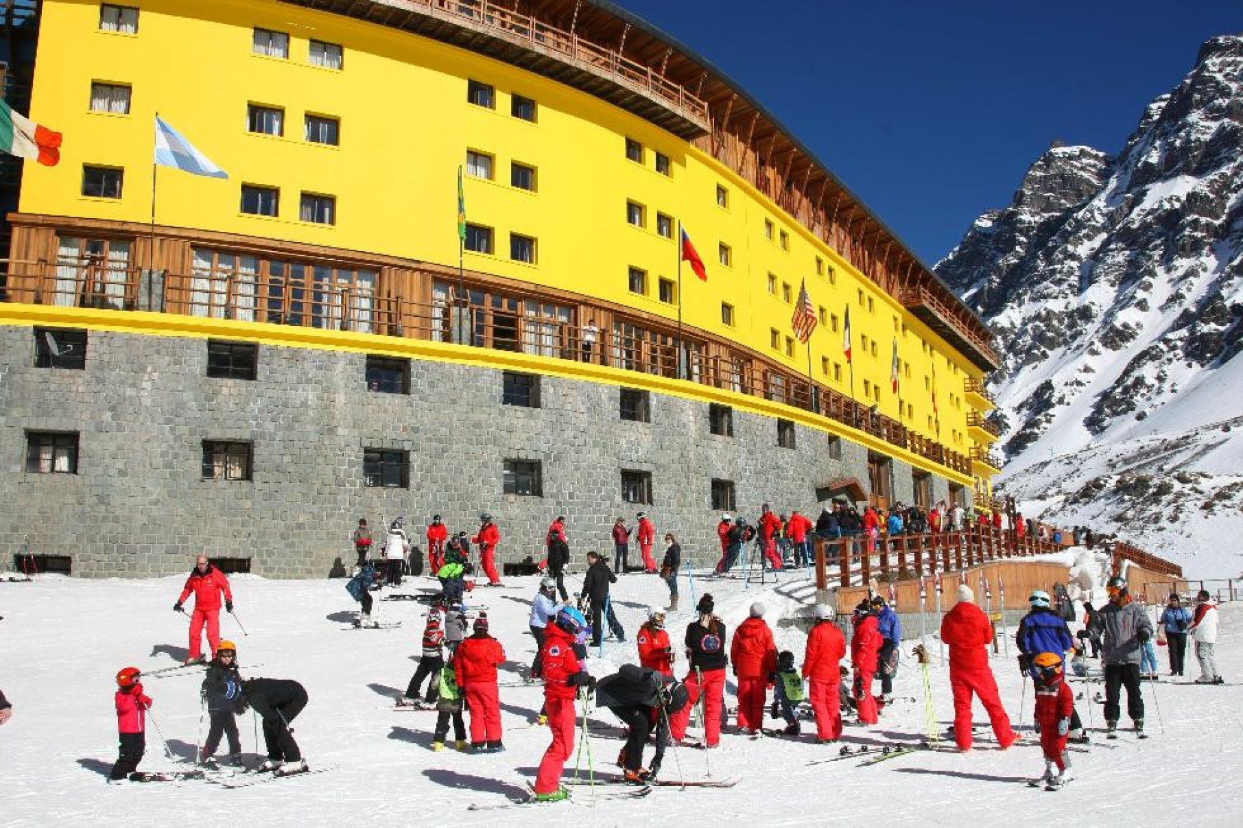 O Hotel Portillo é famoso por sua cor amarela vibrante e pela vista para a Laguna del Inca. 
-Portillo/Divulgação