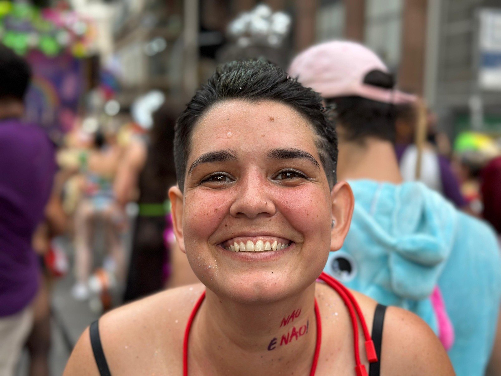 Foli&otilde;es lotam a Avenida Amazonas e celebram a diversidade ao som da bateria do Abal&ocirc;-Caxi, que abriu o segundo dia de carnaval com o tema "Festa no Vale!"