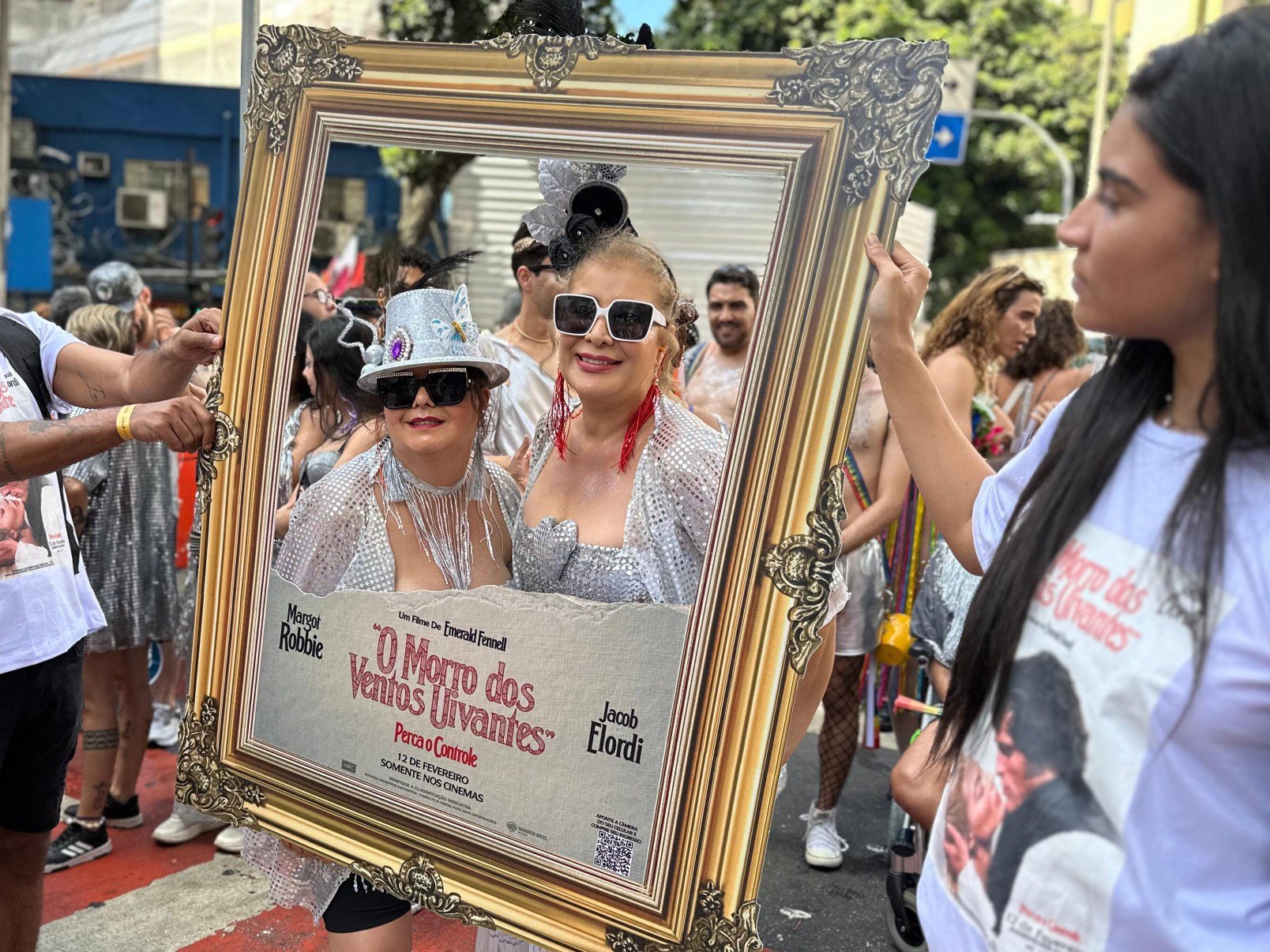 Foli&otilde;es lotam a Avenida Amazonas e celebram a diversidade ao som da bateria do Abal&ocirc;-Caxi, que abriu o segundo dia de carnaval com o tema "Festa no Vale!"
