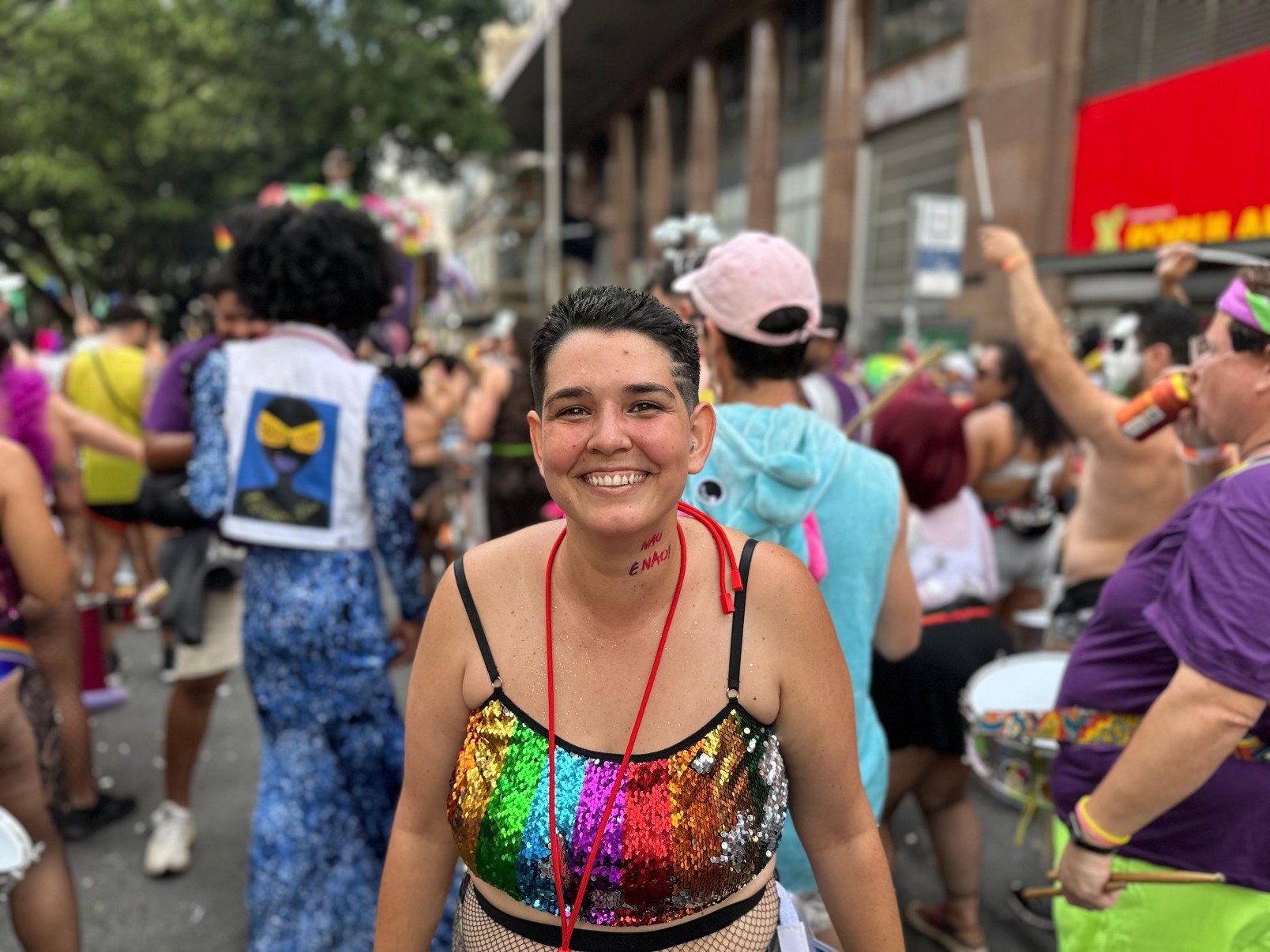 Foli&otilde;es lotam a Avenida Amazonas e celebram a diversidade ao som da bateria do Abal&ocirc;-Caxi, que abriu o segundo dia de carnaval com o tema "Festa no Vale!"