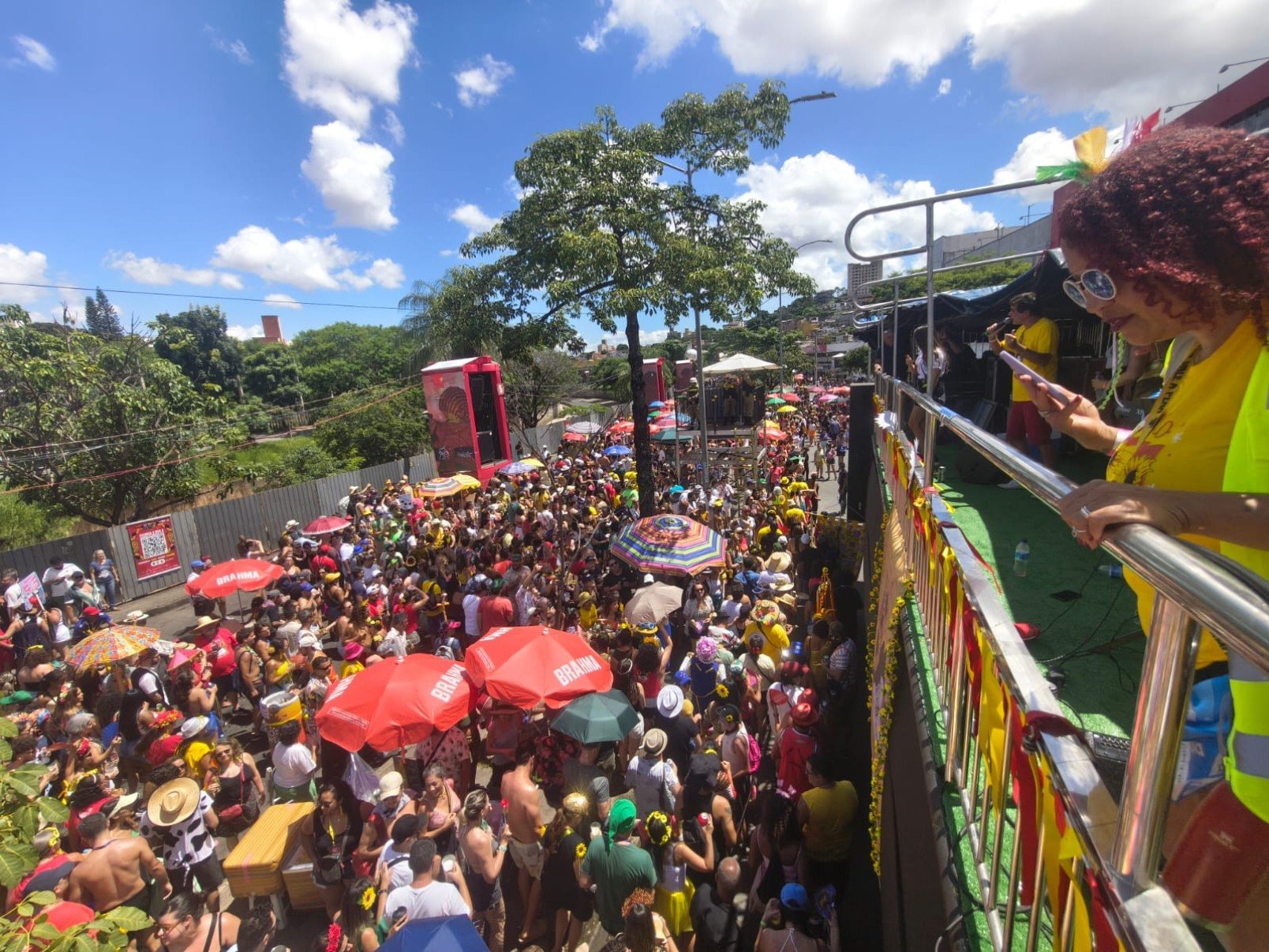 Bloco da Esquina reúne girassóis em homenagem a Lô Borges