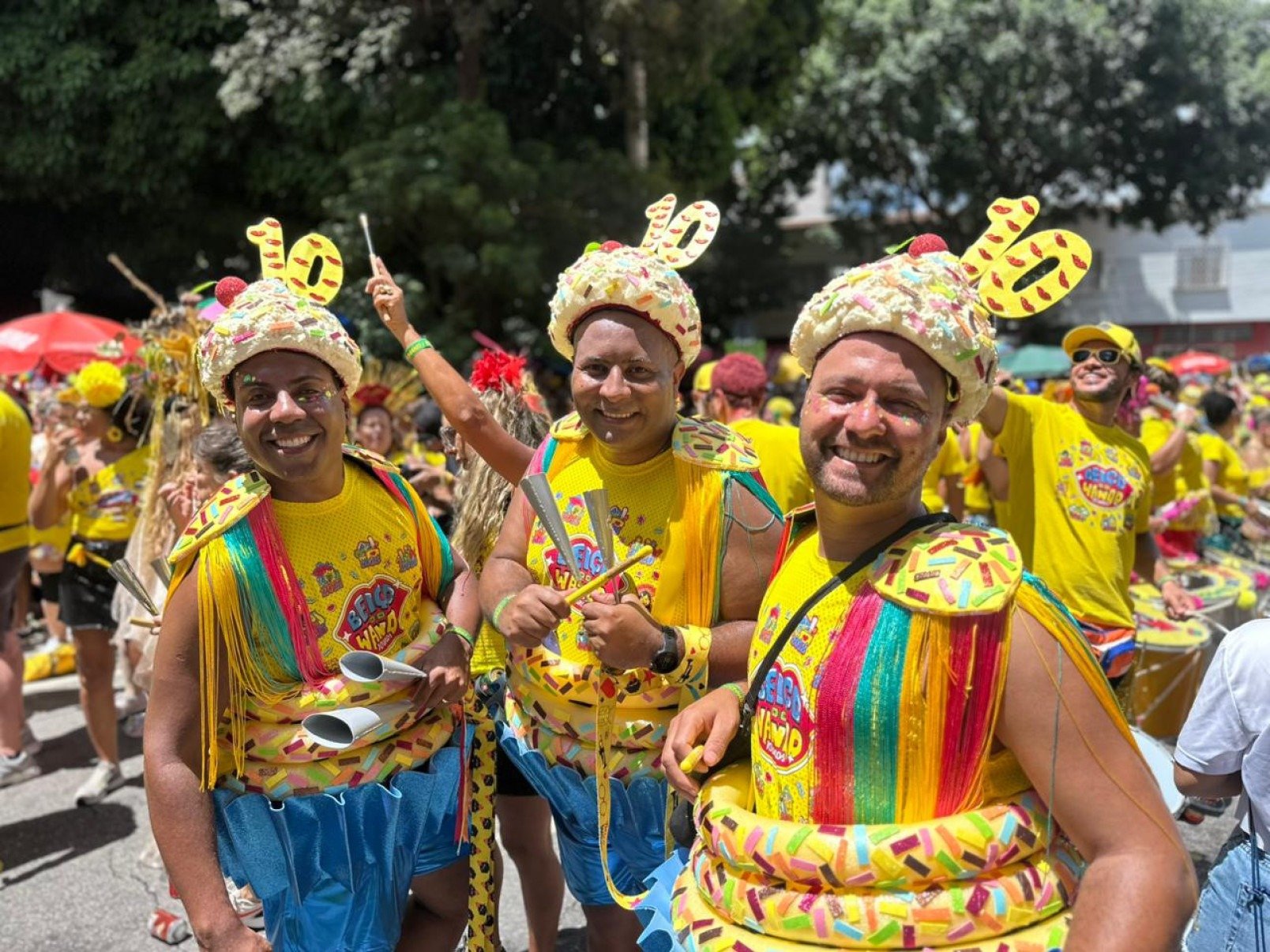 Ao lado do primo Everton Alves, o casal transformou o desfile em um compromisso anual de alegria e resist&ecirc;ncia