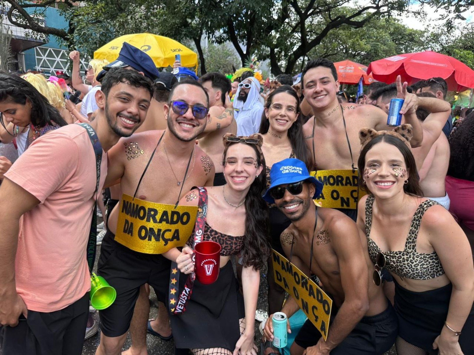 Sob o sol quente da manhã, na Avenida Brasil, o Beiço do Wando embalou foliões que cantavam em coro o clássico 