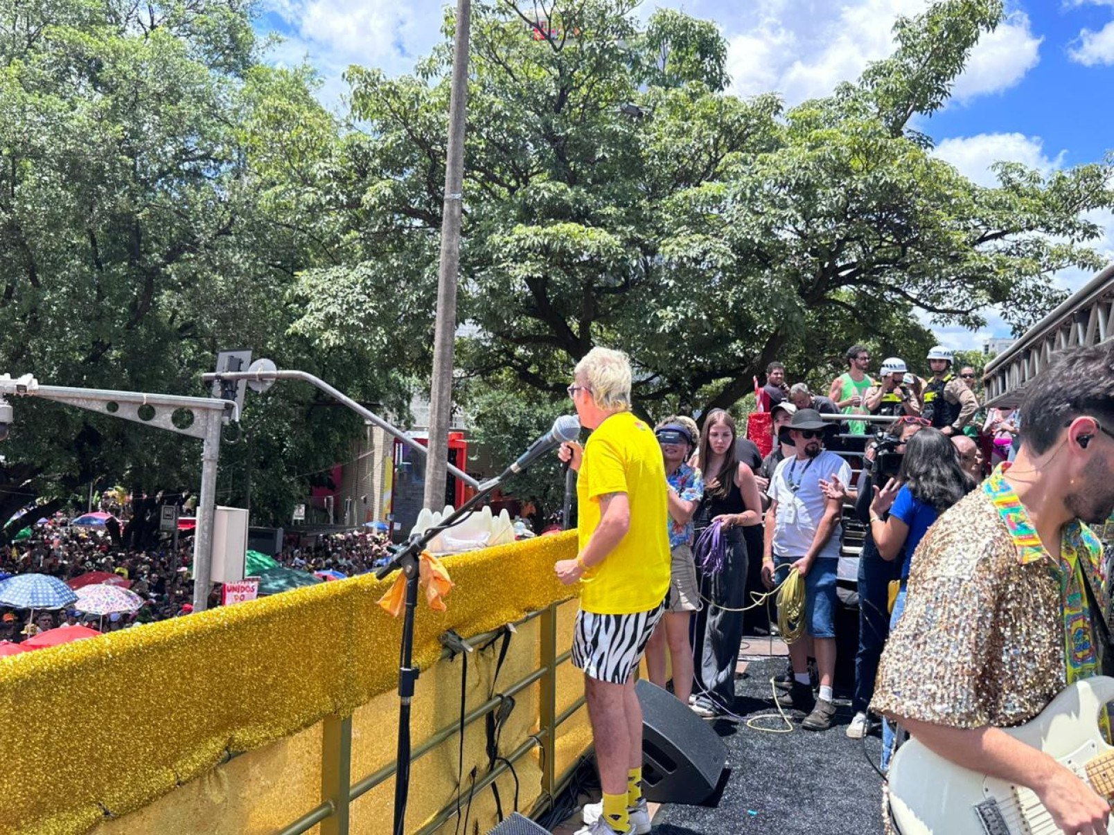 Sob o sol quente da manh&atilde;, na Avenida Brasil, o Bei&ccedil;o do Wando embalou foli&otilde;es que cantavam em coro o cl&aacute;ssico "De Volta ao Planeta", ao lado de Rog&eacute;rio Flausino-Qu&eacute;ren Hapuque/EM/D.A. Press