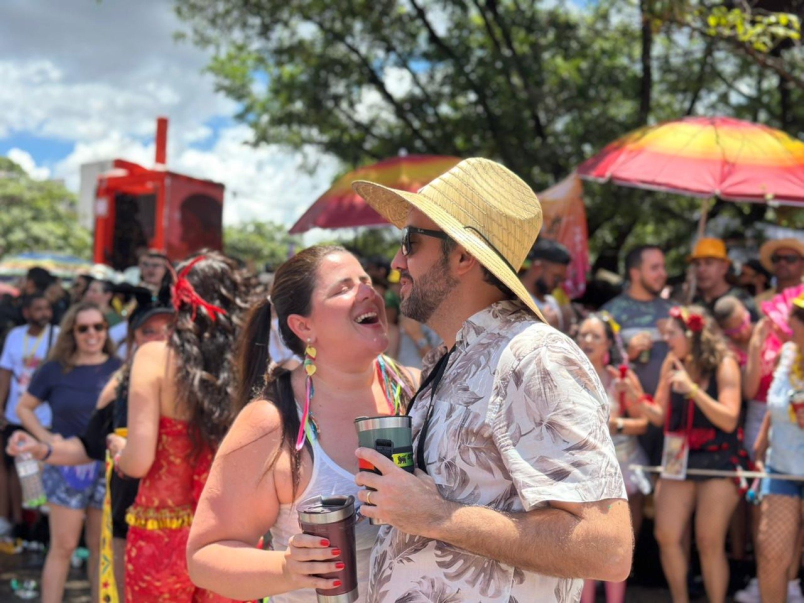 Sob o sol quente da manhã, na Avenida Brasil, o Beiço do Wando embalou foliões que cantavam em coro o clássico 
