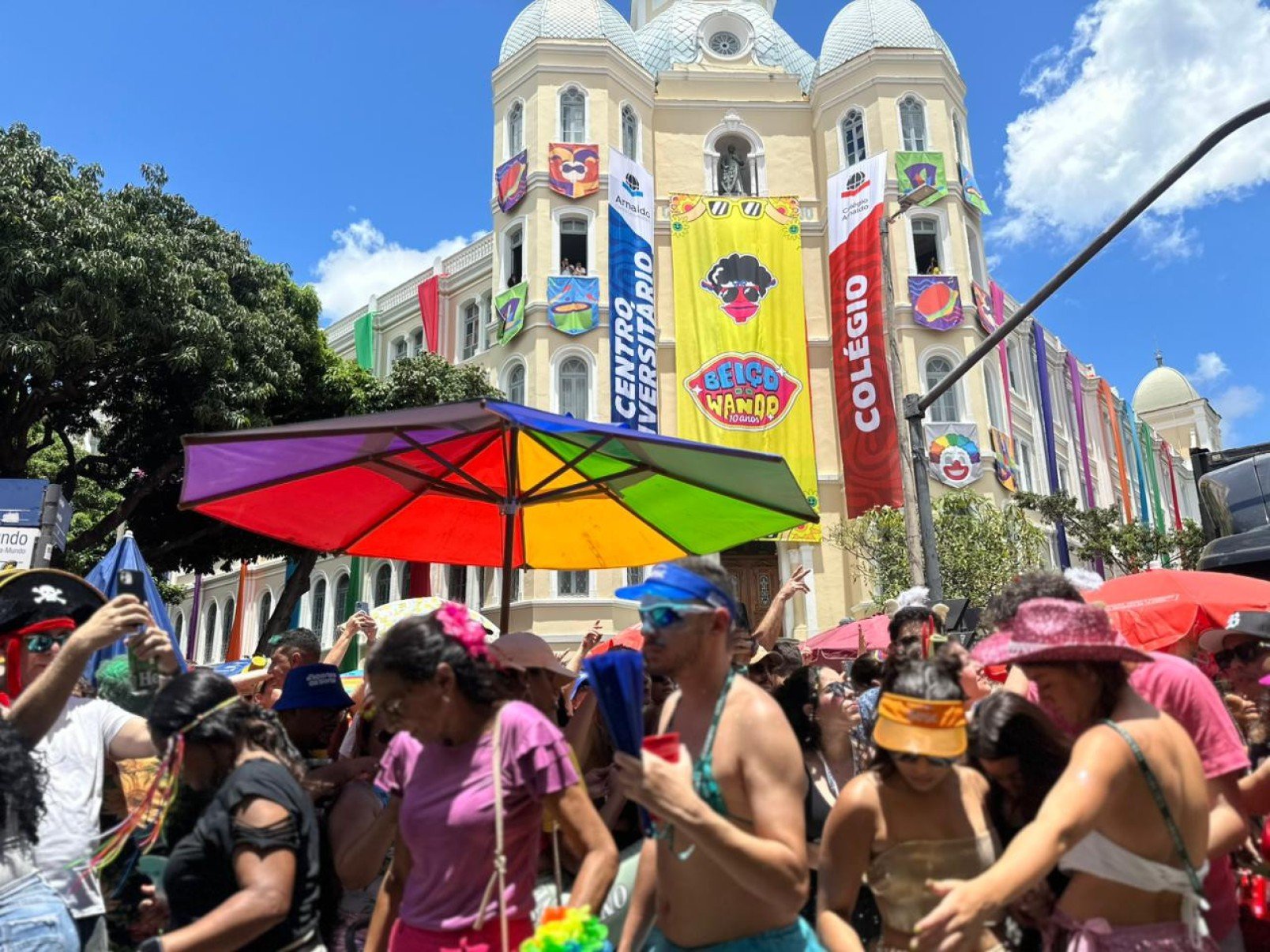 Sob o sol quente da manhã, na Avenida Brasil, o Beiço do Wando embalou foliões que cantavam em coro o clássico 