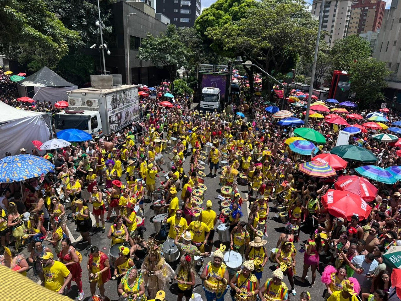 Sob o sol quente da manhã, na Avenida Brasil, o Beiço do Wando embalou foliões que cantavam em coro o clássico 