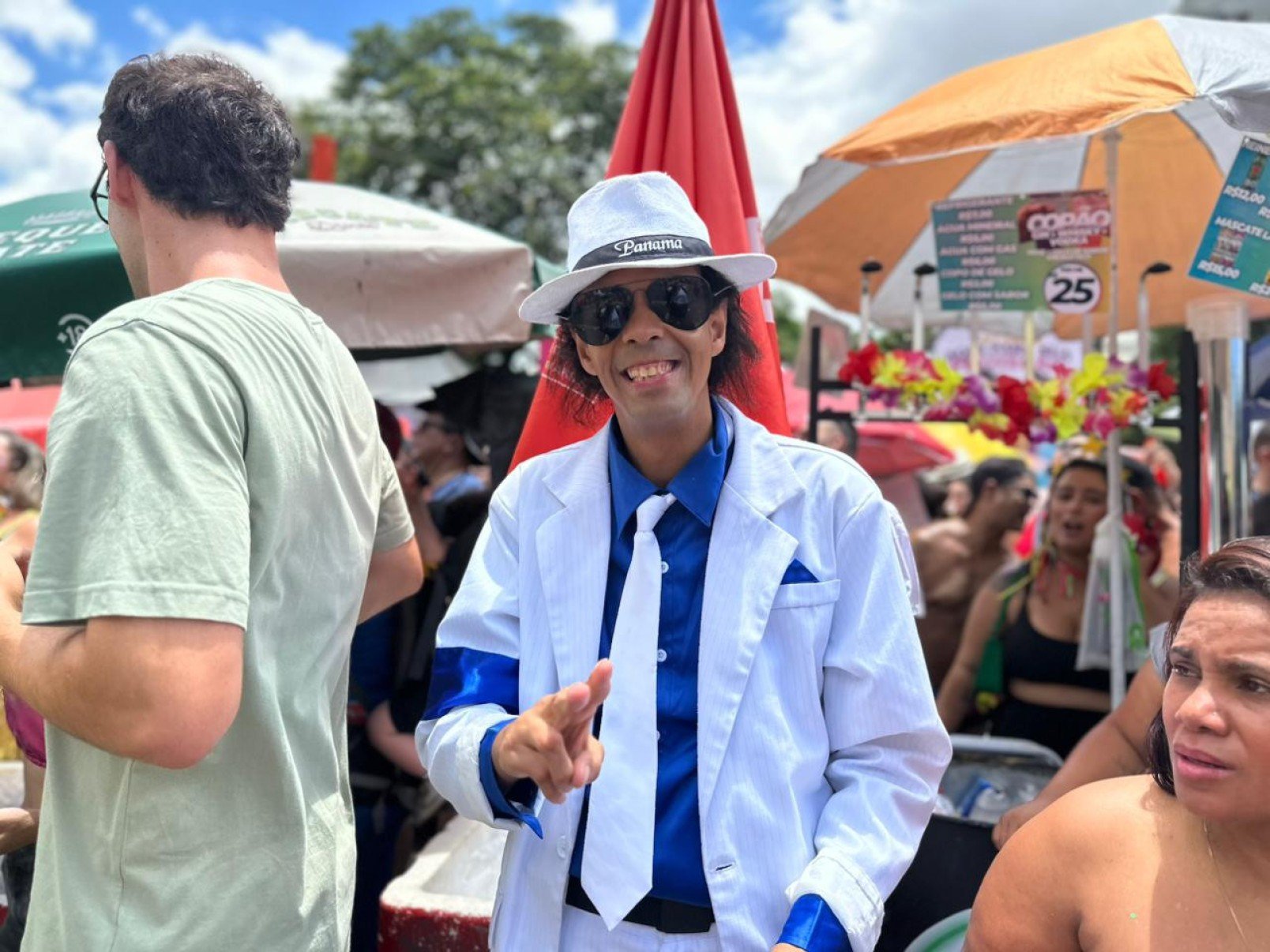 Sob o sol quente da manhã, na Avenida Brasil, o Beiço do Wando embalou foliões que cantavam em coro o clássico 